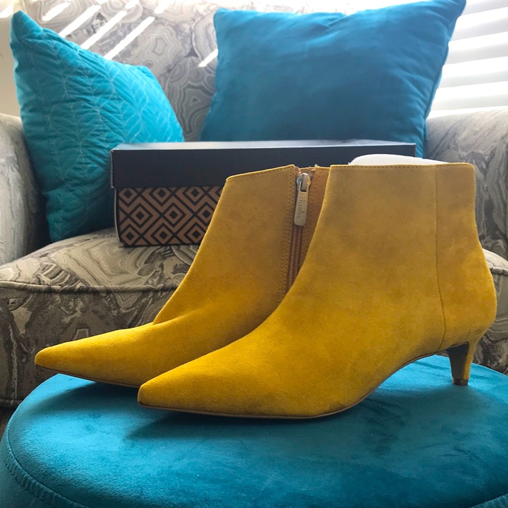 Charles David Kannon Booties NWOT